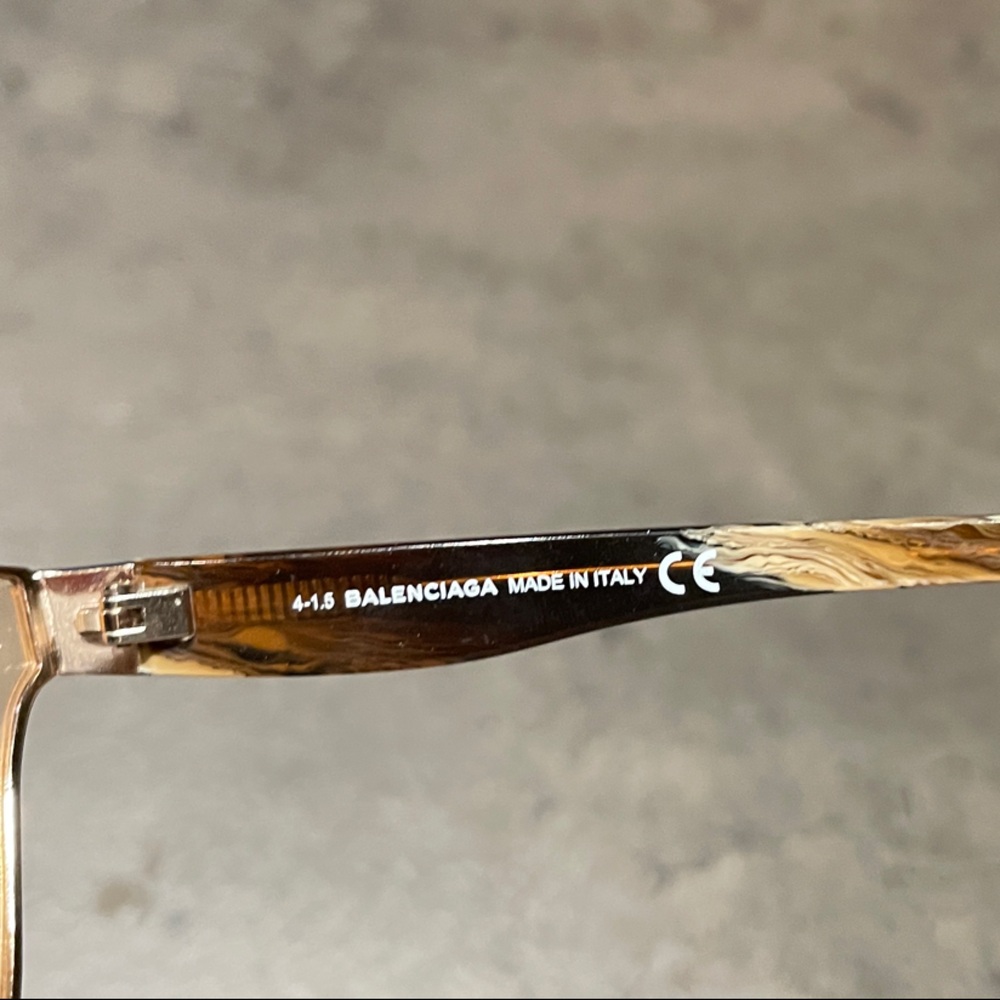 Stylish Transparent Sunglasses - image 3